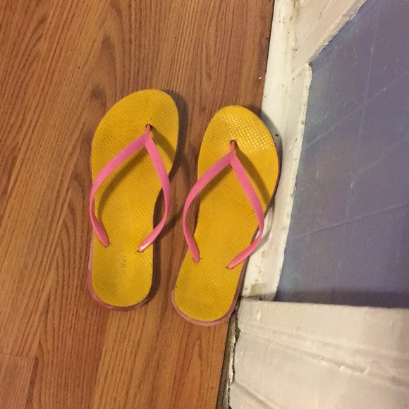 I am selling flip-flops that are yellow and pink - Picture 2 of 5